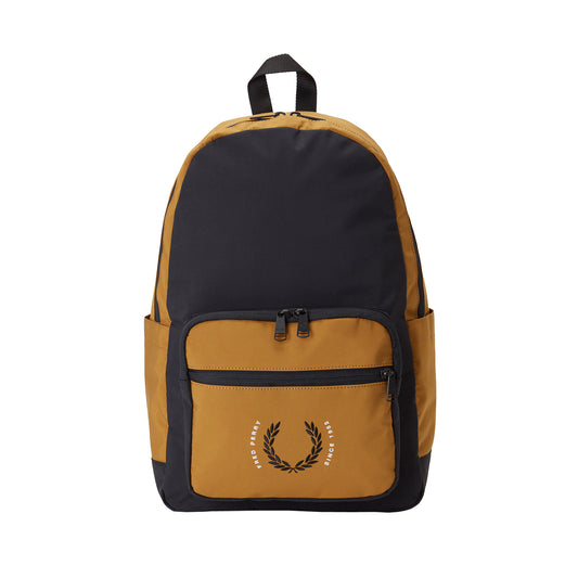 Fred Perry Contrast Ripstop Backpack Black/Dark Caramel. Foto de frente.