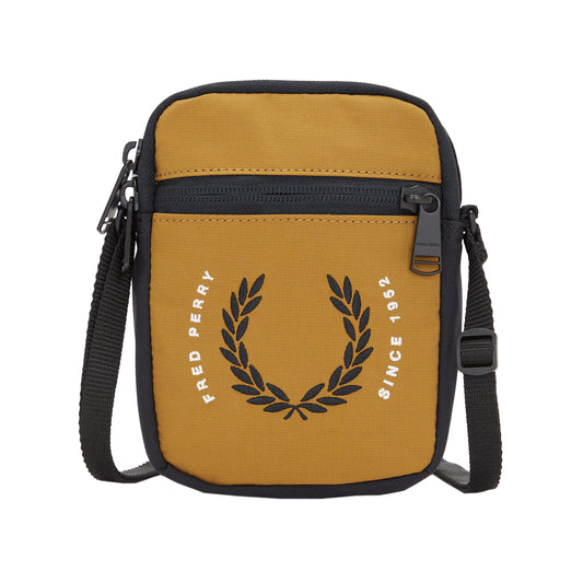 Fred Perry Contrast Ripstop Side Bag Black/Dark Caramel. Foto de frente.