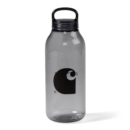 Carhartt WIP Logo Water Bottle Smoke. Foto de detalhe do C logo.