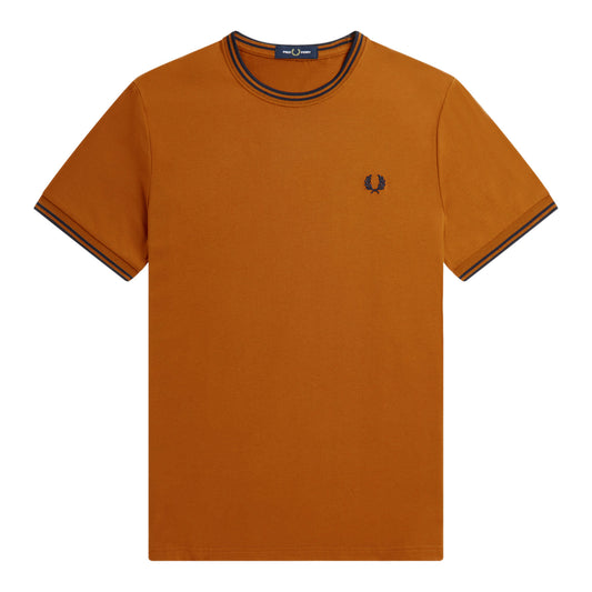 Fred Perry Twin Tipped T-Shirt Dark Caramel. Foto de frente.