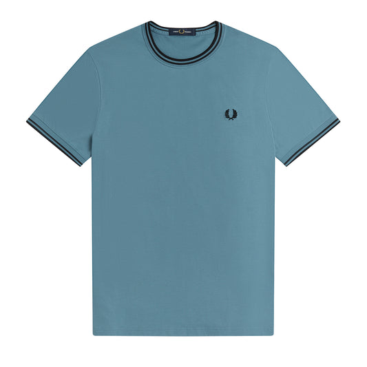 Fred Perry Twin Tipped T-Shirt Ash Blue. Foto de frente.