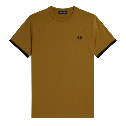 Fred Perry Ringer T-Shirt Dark Caramel. Foto de frente.