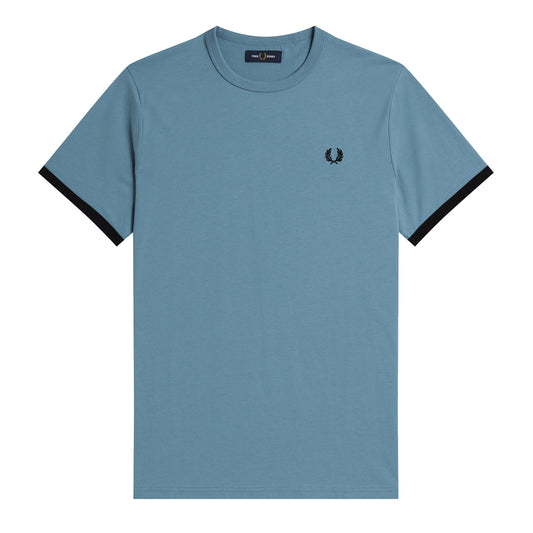 Fred Perry Ringer T-Shirt Ash Blue. Foto de frente.