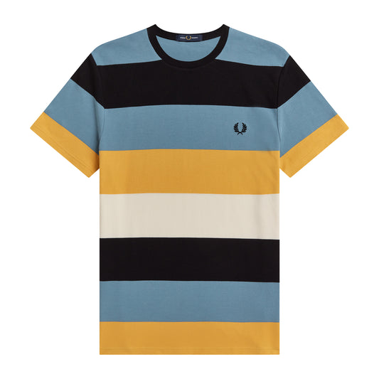 Fred Perry Bold Stripe T-Shirt Ash Blue. Foto de frente.