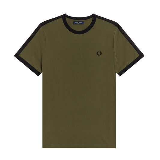 Fred Perry Tonal Tape Ringer T-Shirt Military Green. Foto de frente.