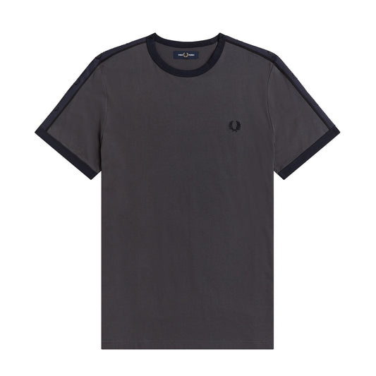 Fred Perry Tonal Tape Ringer T-Shirt Gunmetal. Foto de frente.