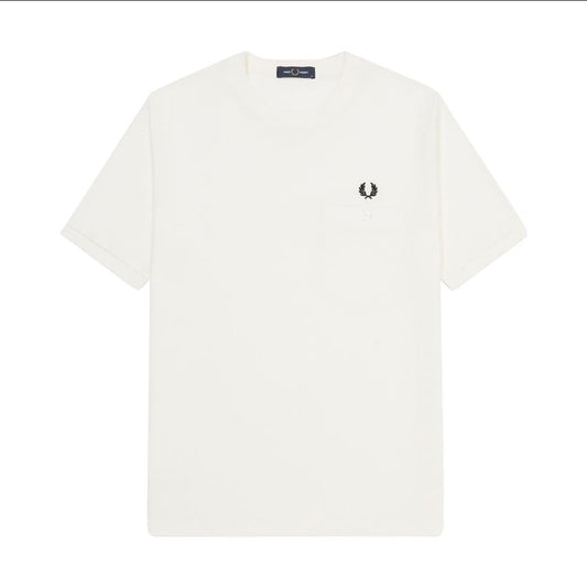 Fred Perry Pocket Detail Piquet Shirt em Snow White. Foto de frente.