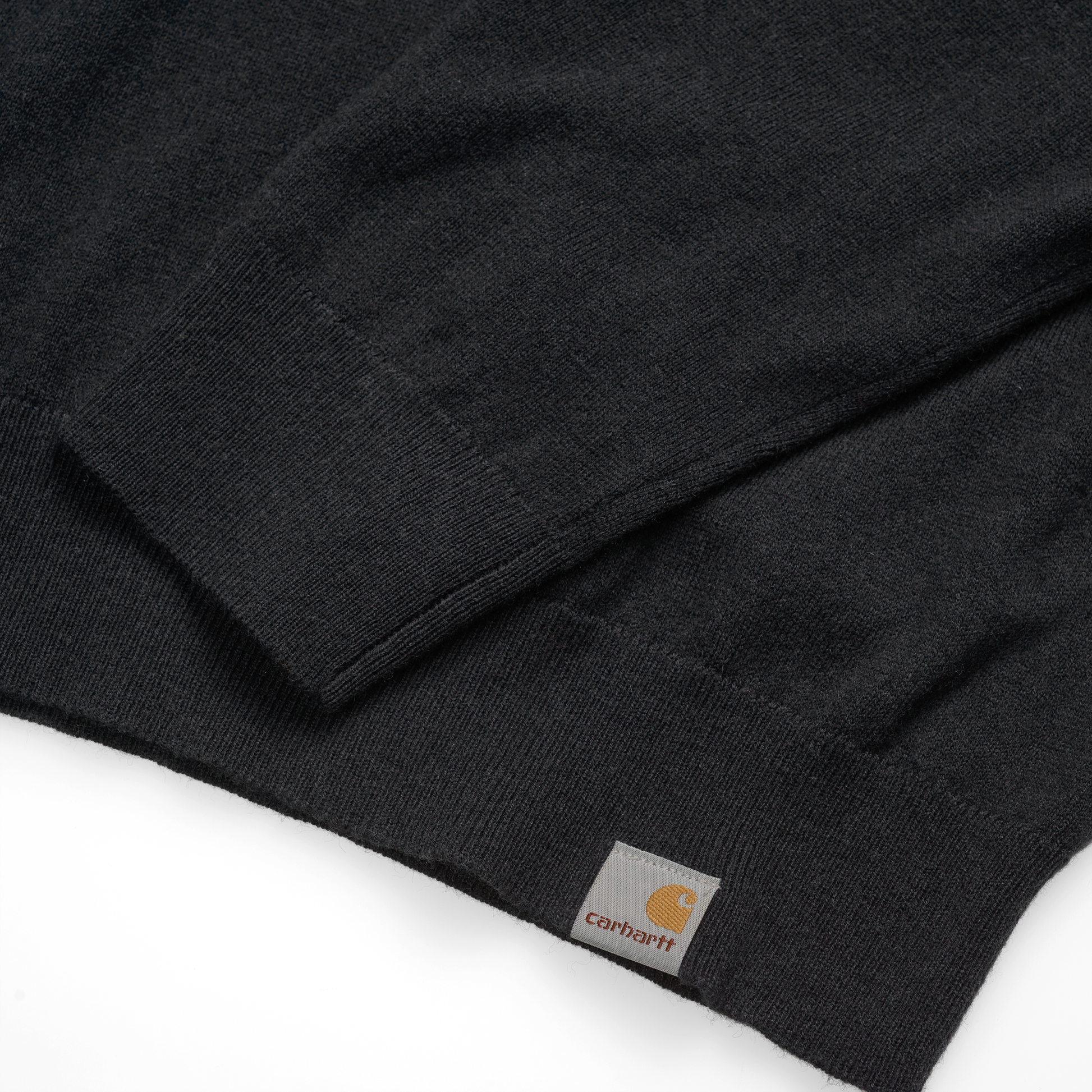 Carhartt WIP Playoff Turtleneck Sweater em preto. Foto de detalhe do punho, cós e logotipo.