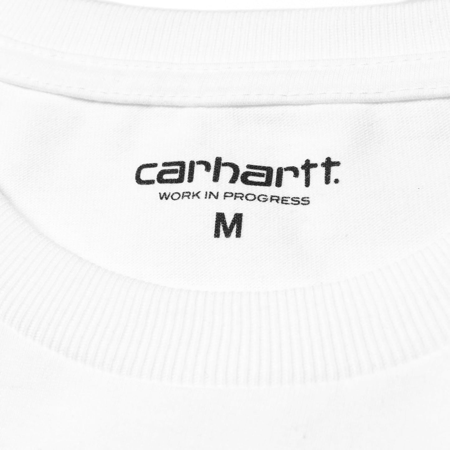 T-shirt de homem com manga curta Carhartt WIP Chase em branco. Foto de detalhe do print interior.