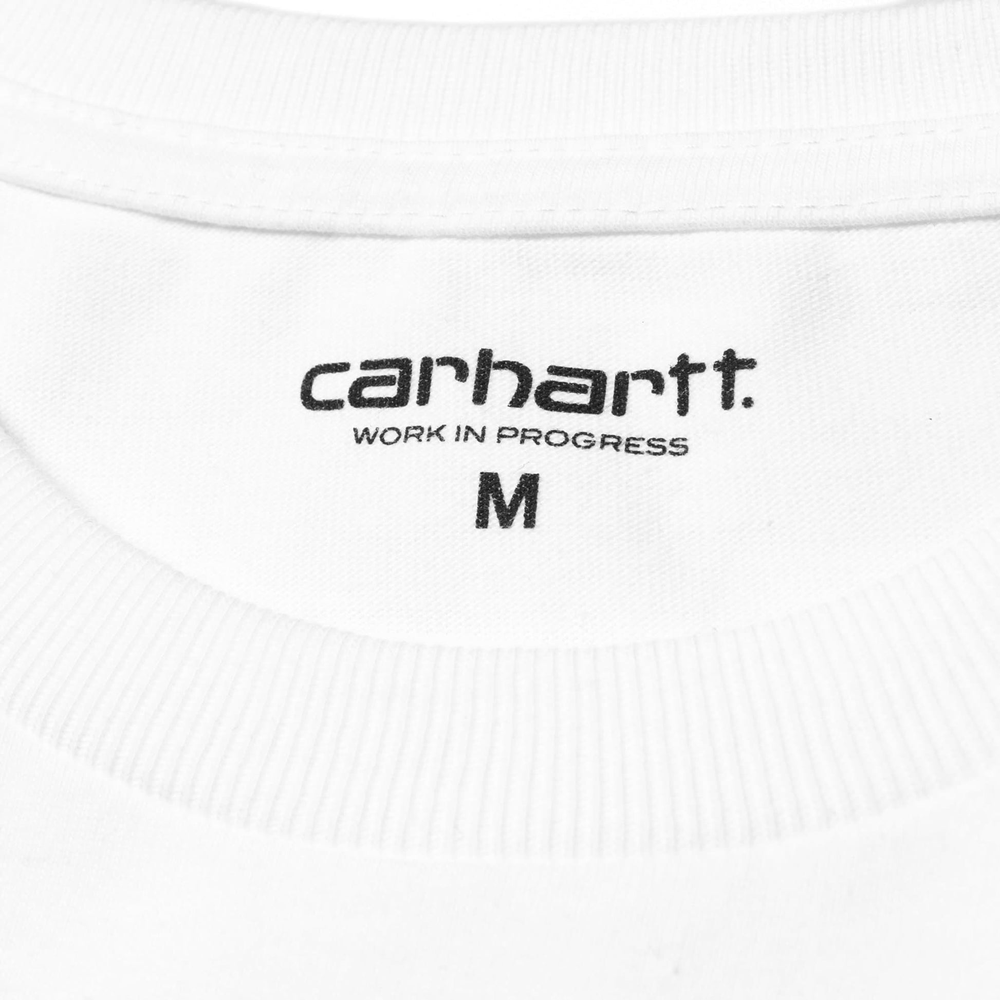 T-shirt de homem com manga curta Carhartt WIP Chase em branco. Foto de detalhe do print interior.