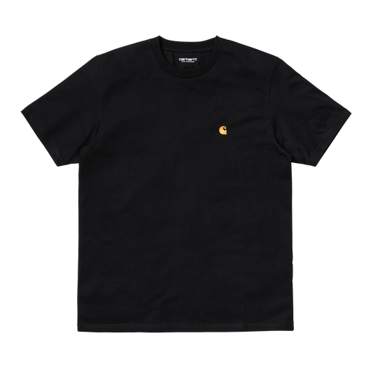 Carhartt WIP Chase T-Shirt em preto com logo bordado a dourado. Foto de frente.