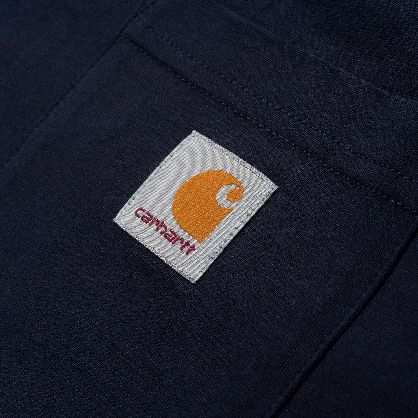Carhartt WIP Pocket T-Shirt Dark Navy. Foto de detalhe do bolso.
