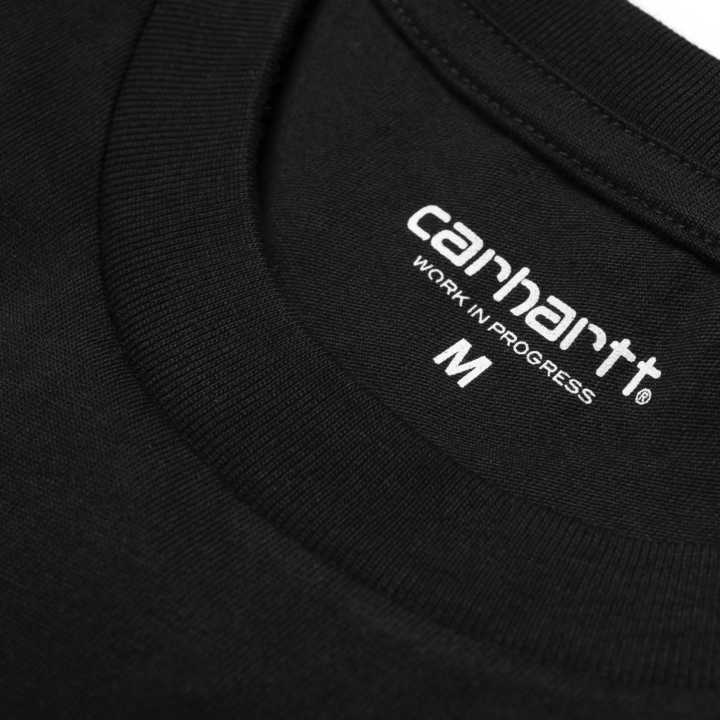 Carhartt WIP Script T-Shirt em preto com print em branco. Foto de detalhe do print interior.