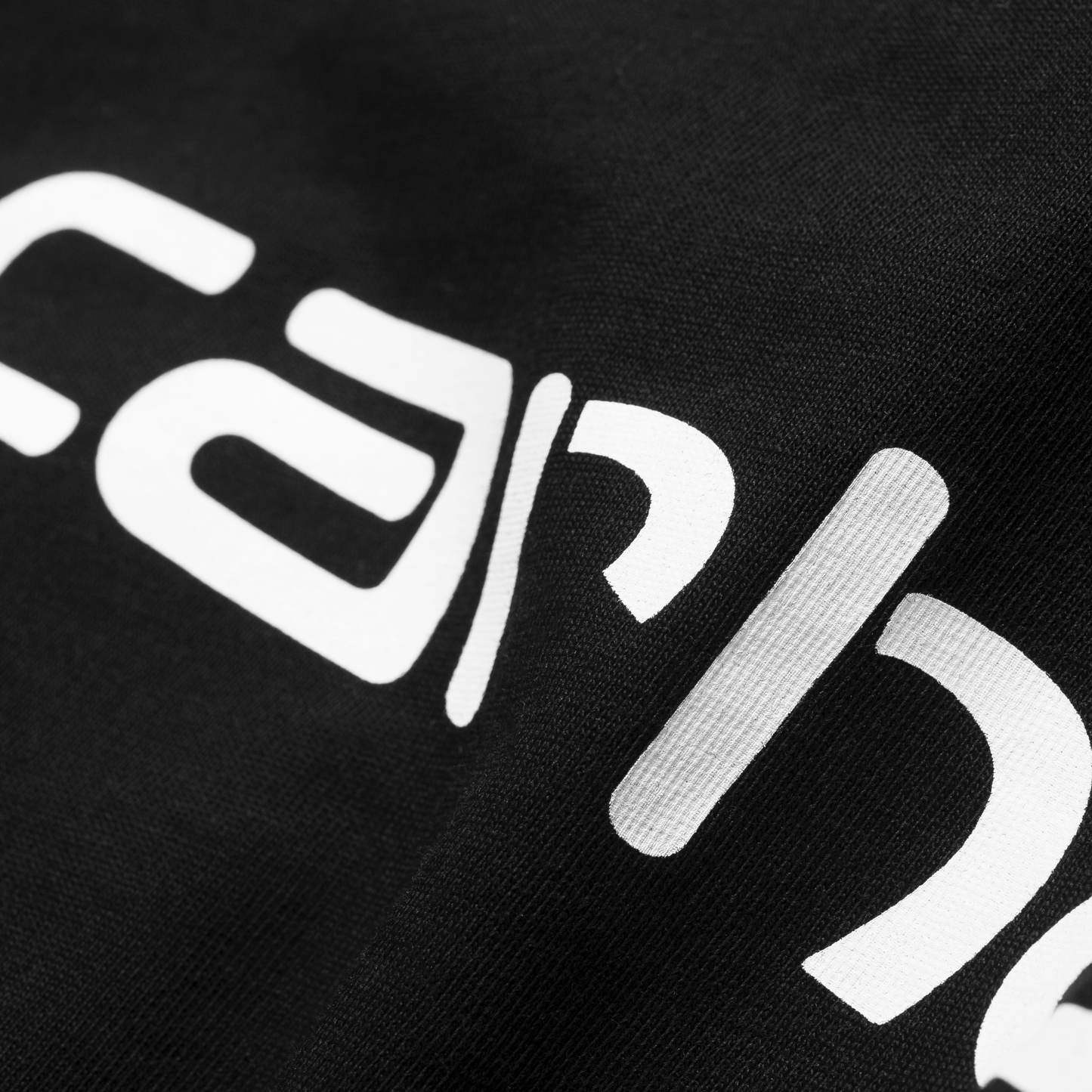 Carhartt WIP Script T-Shirt em preto com print em branco. Foto de detalhe do print.