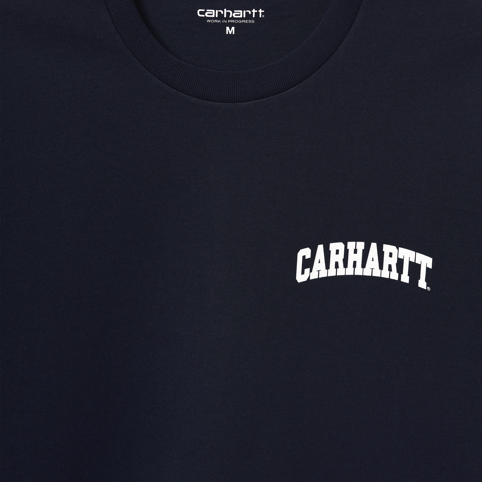 Carhartt WIP University Script T-Shirt Dark Navy/White. Foto de detalhe do print no peito.