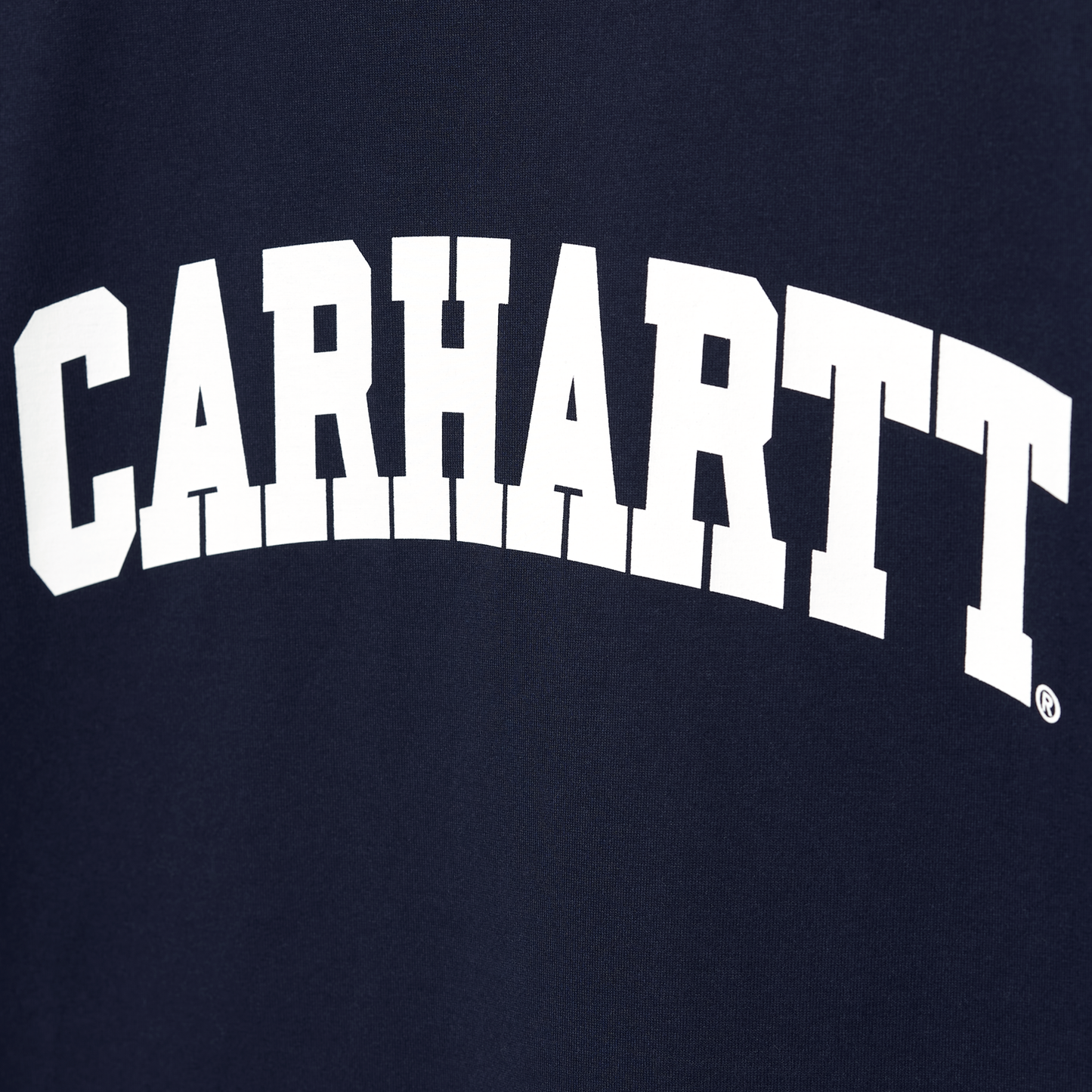 Carhartt WIP University T-Shirt Dark Navy/White. Foto de  detalhe do logotipo.