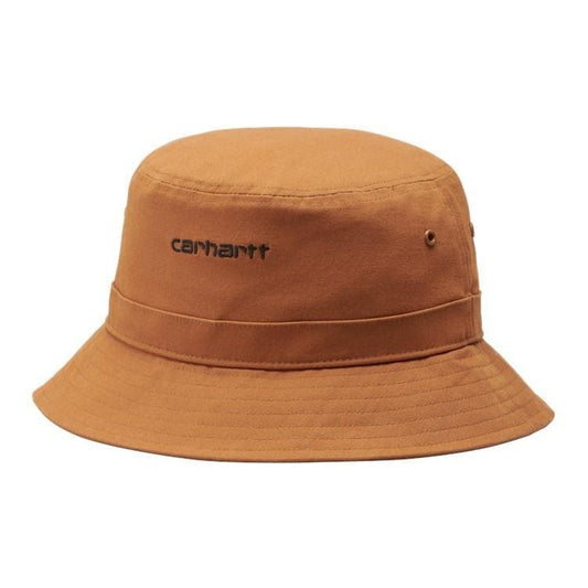 Carhartt WIP Script Bucket Hat em Rum com detalhes em preto. Foto de frente a 3/4.