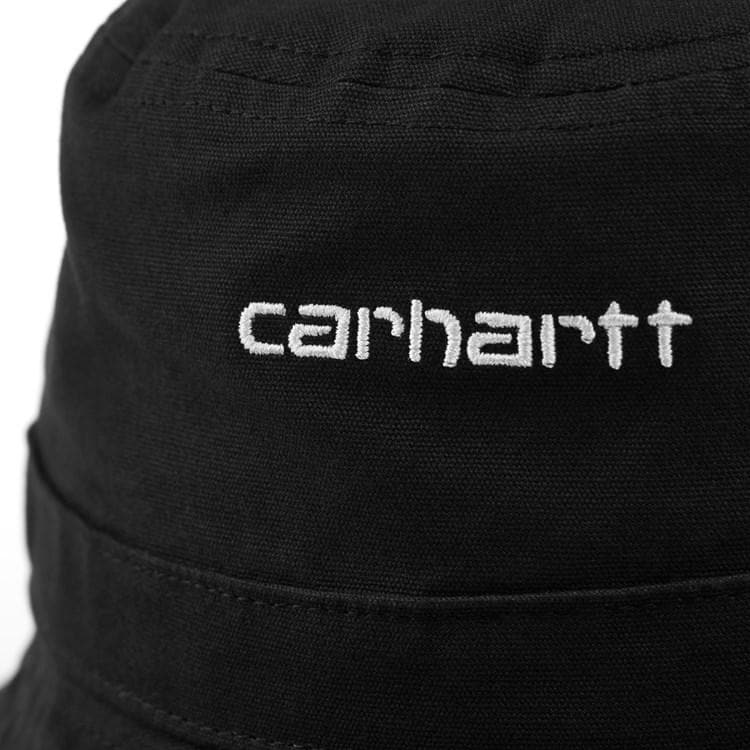 Carhartt WIP Script Bucket Hat em Preto. Foto de detalhe do logotipo.