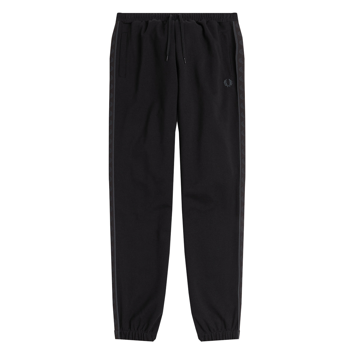 Fred Perry Tonal Taped Track Pant Black. Foto de frente.