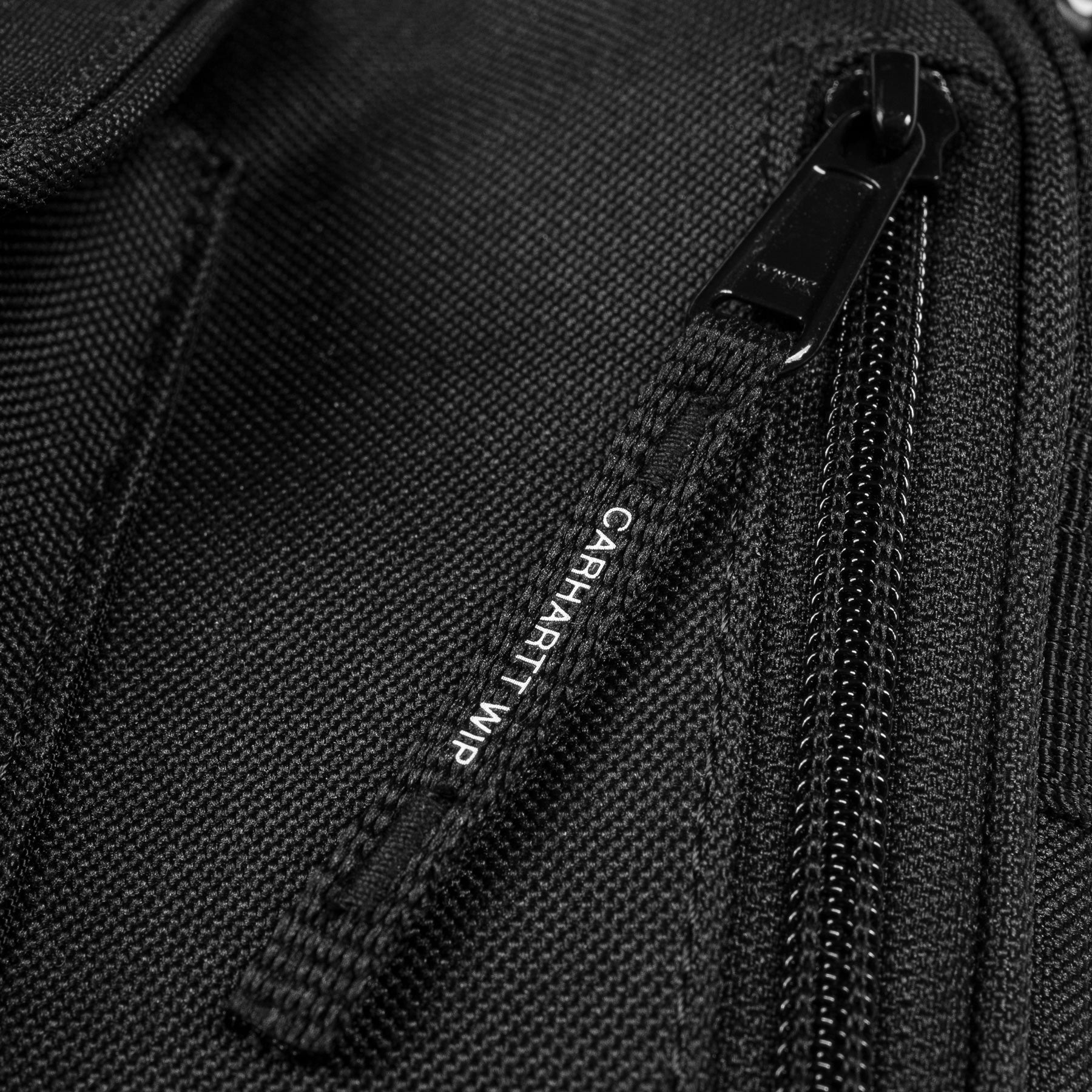 Carhartt WIP Essentials Bag, Small Black. Foto de detalhe do fecho.