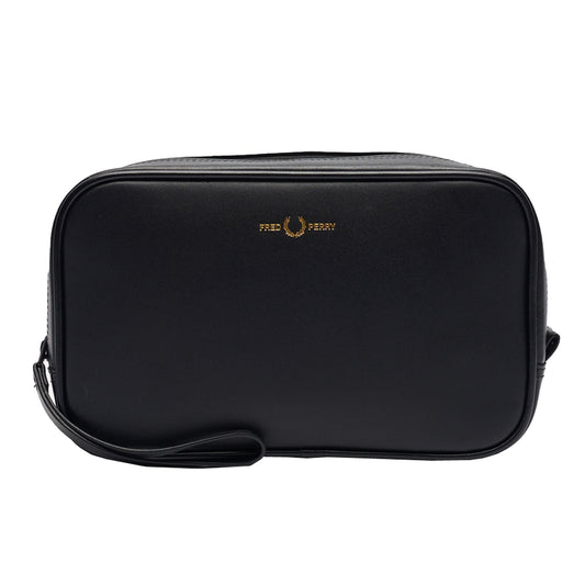 Fred Perry Leather Travel Case Black. Foto da parte da frente.