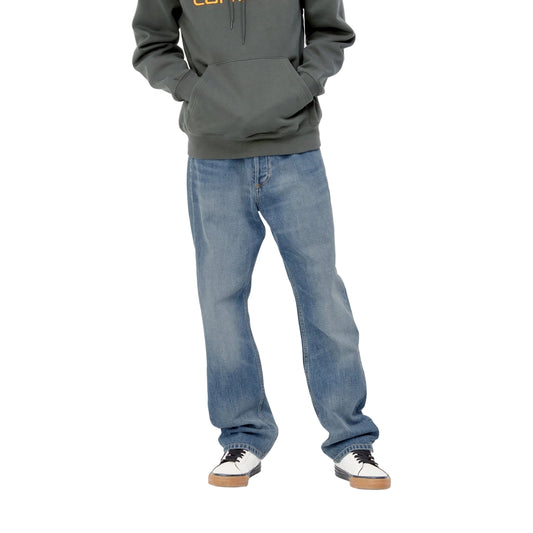 Carhartt WIP Marlow Pant Blue Mid Used Wash. Foto das calças vestidas.