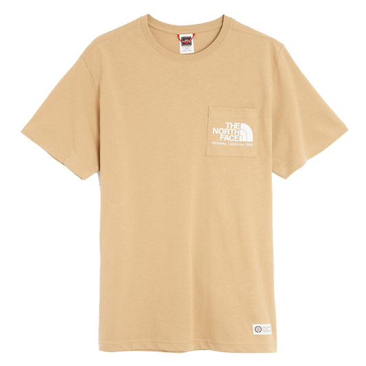 The North Face Berkeley California Pocket T-Shirt Khaki Stone. Foto da parte da frente.